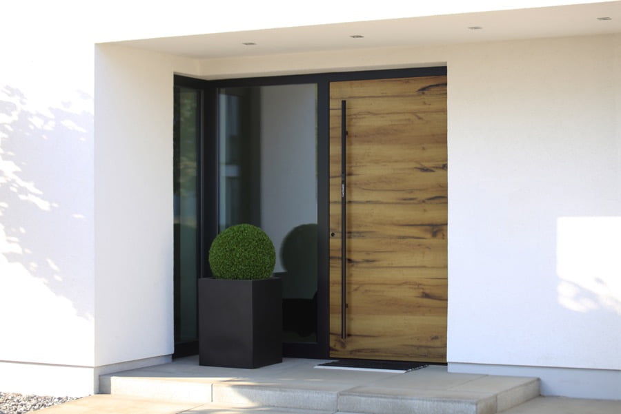 Eingangstür als Mix aus Metall, Holz und Glas. Moderner Look - wir können aber auch anders. Klassisch, Landhaus oder Bauhaus - einfach nachfragen.