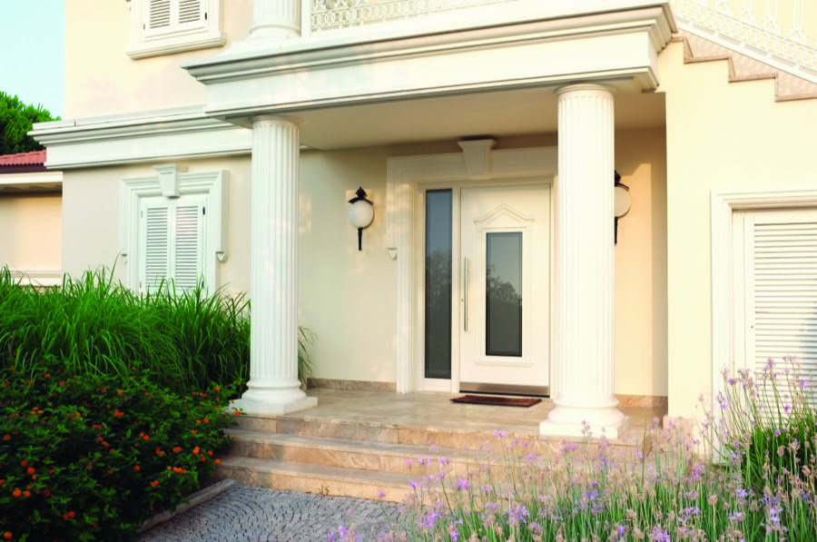 Weiße Haustür mit Säulen und klassischer Fassade, stilvoller Eingangsbereich