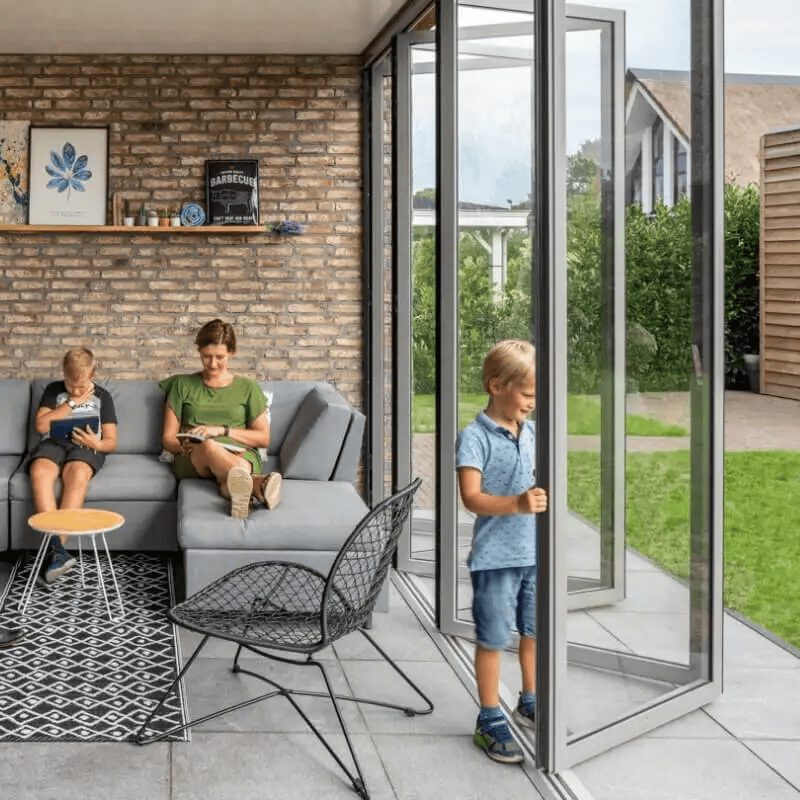 Licht und Platz für die Familie mit einer individuell gestalteten Glasfaltwand. 
