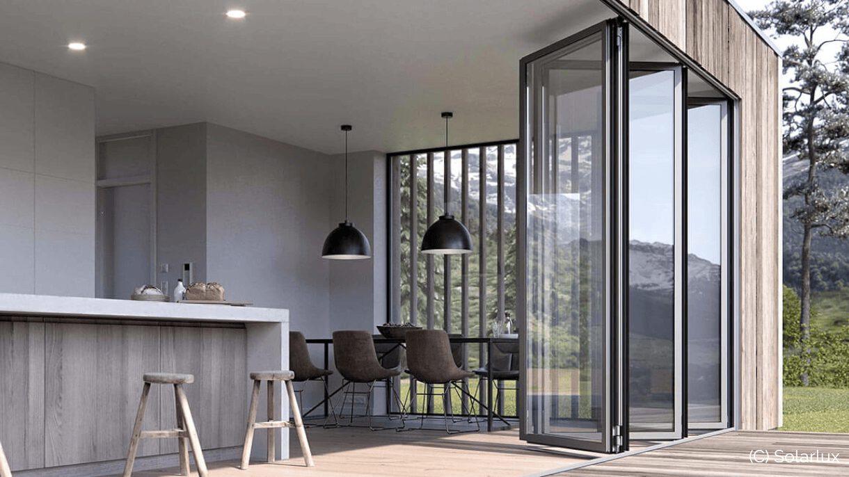 Glasfaltwand mit kompletter Öffnung zur Terrasse und dem Garten - Verbindung einer offenen Küche mit dem Außenbereich