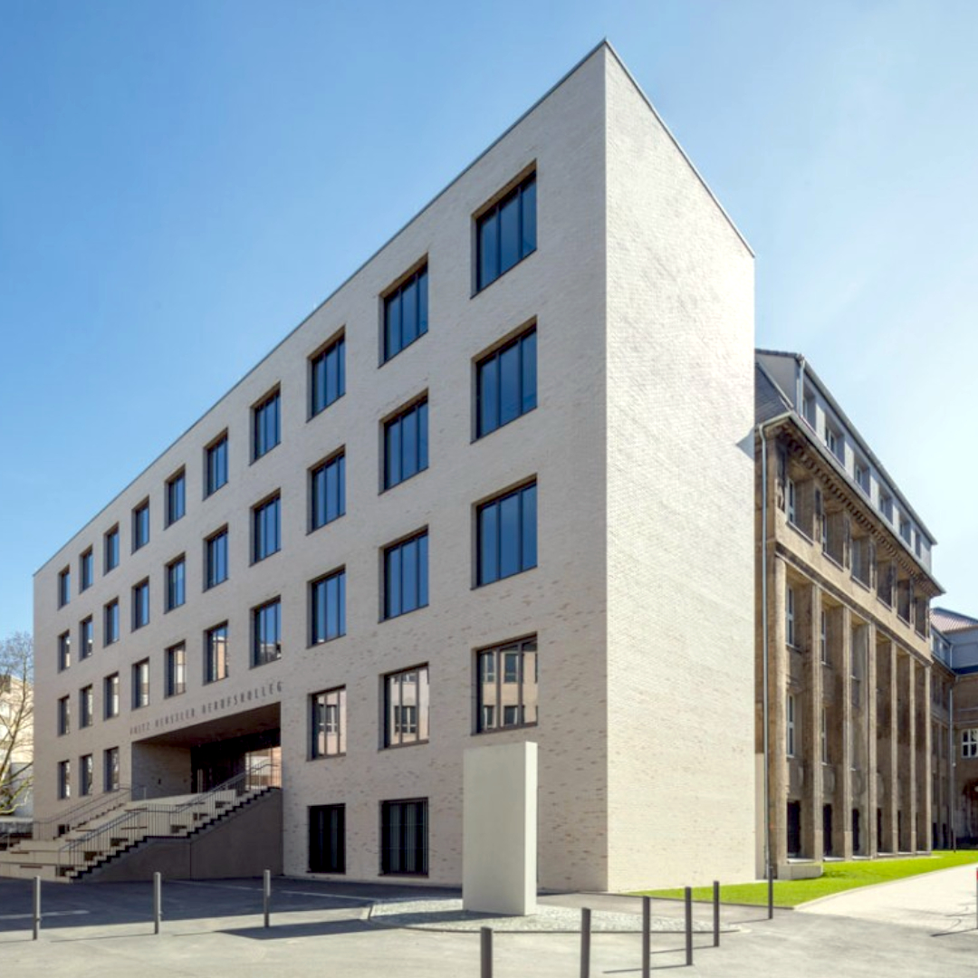 Bürogebäude in moderner Architektur mit Aluminiumfenstern als wesentlichem Design-Element
