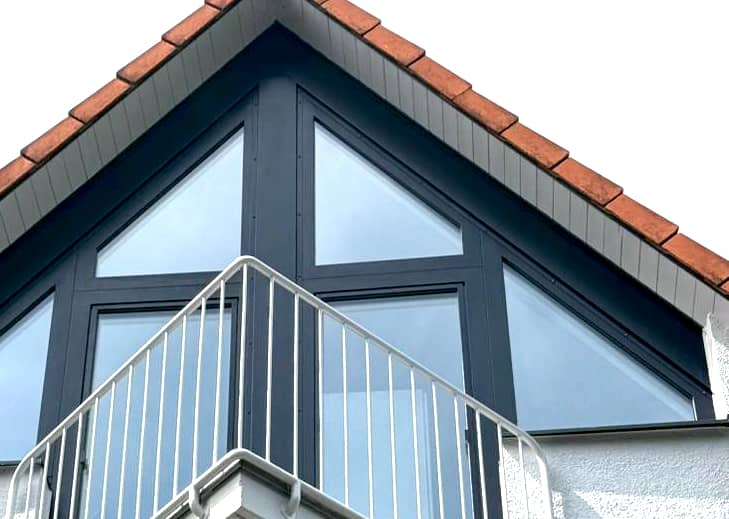 Tueri baut Fenster überall ein, nicht nur gewohnt in der Hauswand - auch in Dach und Keller bieten wir Top-Qualität bei Fenstern und Rahmen